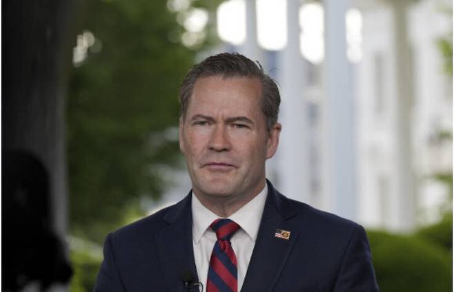 마이클 왈츠 미국 백악관 국가안보보좌관이 1일 백악관에서 텔레비전 인터뷰를 하고 있다. 왈츠는 사임할 것으로 이날 알려졌다. AP 연합뉴스