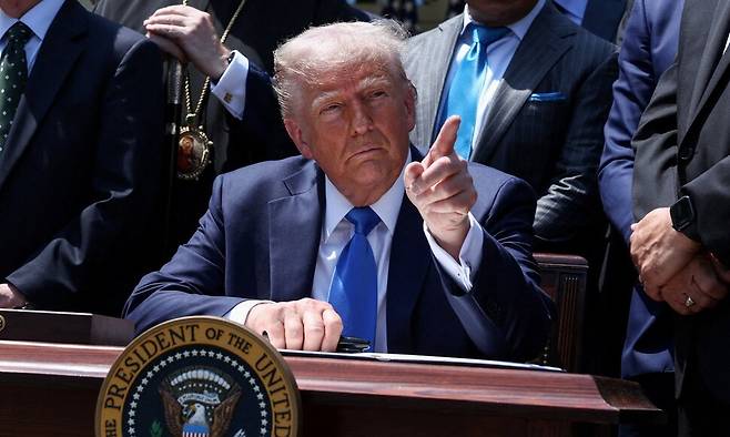 1일(현지시각) 미국 워싱턴디시(D.C.) 백악관 로즈가든에서 열린 국가 기도의 날(National Day of Prayer) 기념 행정명령 서명식에서 도널드 트럼프 미국 대통령이 신앙 지도자들에 둘러싸여 있다. 워싱턴/로이터 연합뉴스