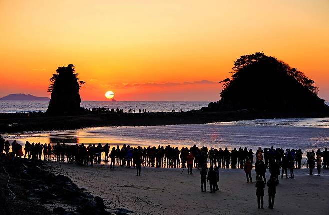 안면도 꽃지해수욕장 할미·할아비바위의 일몰. 충남도 제공