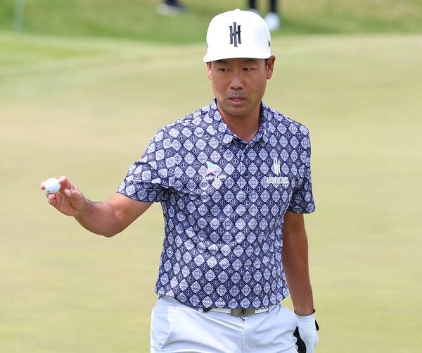 아이언 헤즈 팀의 케빈 나가 2일 인천 송도 잭 니클라우스 골프클럽 코리아에서 열린 LIV골프 코리아 1라운드 1번홀에서 파로 홀아웃하고 있다. 연합뉴스