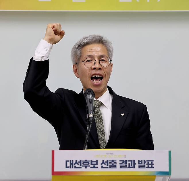 ‘사회대전환 연대회의’ 대선 후보로 선출된 권영국 정의당 대표가 2025년 4월30일 저녁 서울 구로구 정의당 당사에서 후보 수락 연설을 하고 있다. 이종근 선임기자