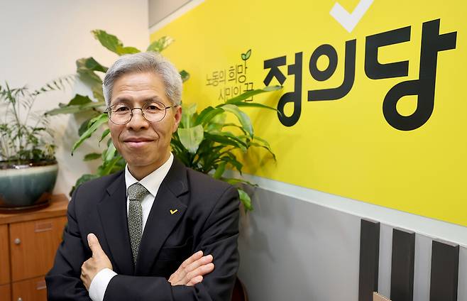 ‘사회대전환 연대회의’ 대선 후보로 선출된 권영국 정의당 대표가 2025년 4월30일 저녁 서울 구로구 정의당 당사에서 ‘한겨레21\'과 인터뷰하기에 앞서 사진 자세를 취하고 있다. 이종근 선임기자 root2@hani.co.kr