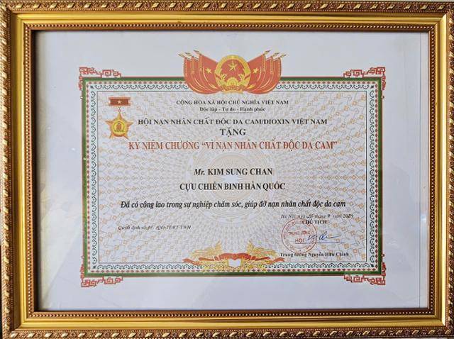 베트남전 참전용사 출신 김성찬씨가 베트남 고엽제 피해자들을 도운 공로로 지난해 현지 정부로부터 받은 상장. 호찌민=허경주 특파원