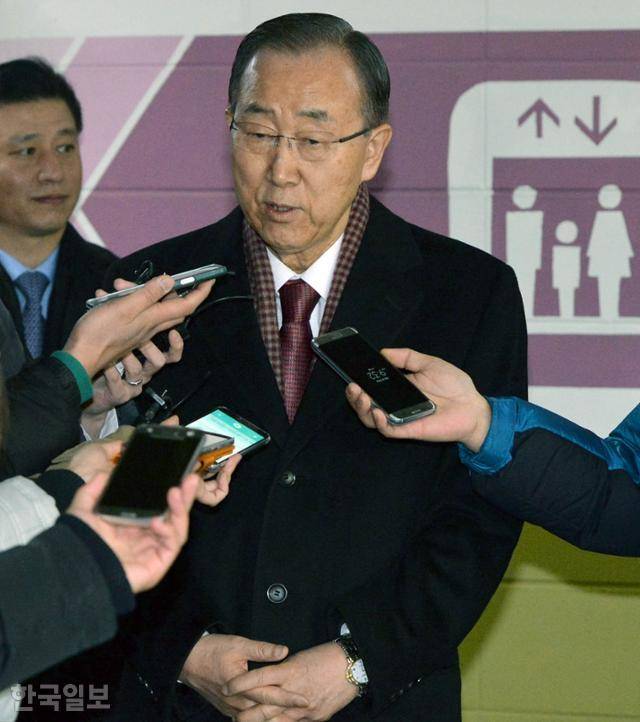 2017년 2월 1일 대선 불출마를 선언한 반기문 전 유엔 사무총장이 같은 달 2일 서울 동작구 사당동 자택을 나서며 취재진 질문에 답하고 있다. 한국일보 자료사진