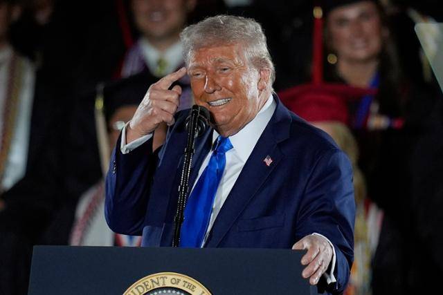 도널드 트럼프 미국 대통령이 1일 앨라배마주 터스컬루사에 있는 앨라배마대 캠퍼스에서 연설하고 있다. 터스컬루사=AP 연합뉴스