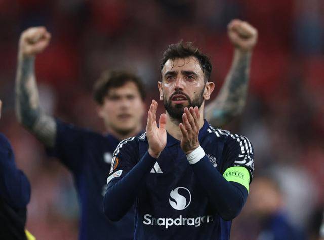 맨체스터 유나이티드의 브루누 페르난드스가 2일 스페인 발비오의 산 마메스에서 열린 아틀레틱 빌바오와의 UEFA 유로파리그 4강 1차전에서 승리한 후 응원해준 관중에게 박수를 보내고 있다. 빌바오=로이터 연합뉴스