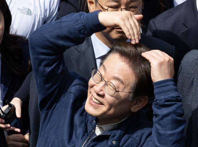 골목골목 경청투어 : 접경벨트 편에 나선 이재명 더불어민주당 대선 후보가 2일 오후 강원 화천군 화천공영버스터미널 인근에서 지지자들을 향해 하트를 그려보이고 있다. 뉴스1