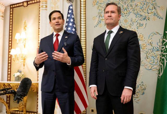 마코 루비오(왼쪽) 미국 국무장관과 마이크 왈츠 미 백악관 국가안보보좌관이 3월 11일 사우디아라비아 제다에서 우크라이나 대표단과 러시아·우크라이나 평화 회담 관련 논의를 한 뒤 취재진과 만나고 있다. 제다=로이터 연합뉴스
