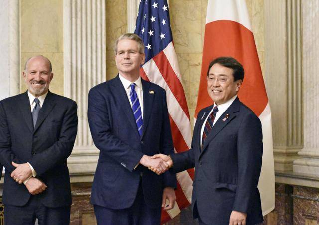 스콧 베선트(가운데) 미국 재무부 장관과 아카자와 료세이(오른쪽) 일본 경제재생담당장관이 1일 미국 워싱턴 재무부 청사에서 만나 2차 관세 협상 전 악수하고 있다. 왼쪽은 하워드 러트닉 미 상무부 장관. 워싱턴=교도 연합뉴스