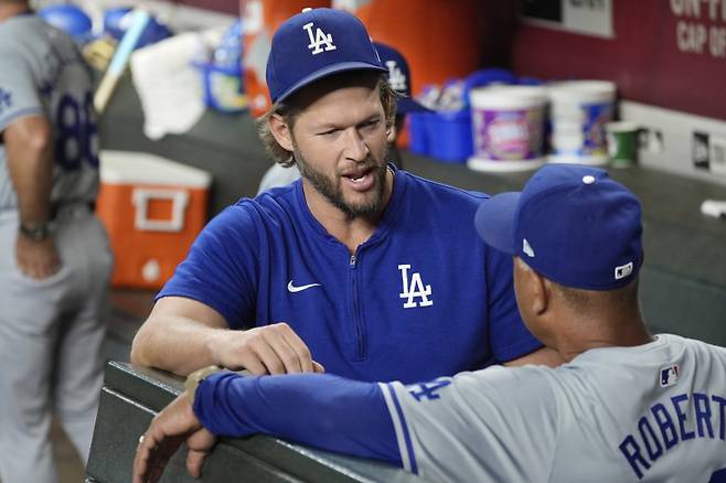 <yonhap photo-2946="">커쇼(왼쪽)와 데이브 로버츠 다저스 감독. AP=연합뉴스</yonhap>