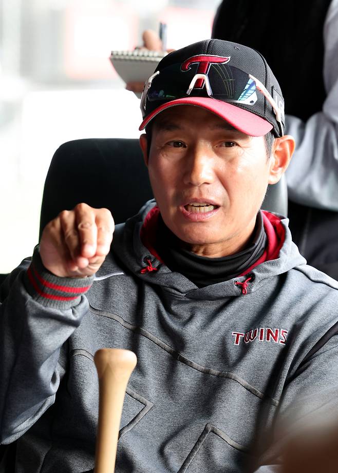 LG 염경엽 감독이 27일 오후 잠실야구장에서 열리는 2025 프로야구 한화와의 경기를 앞두고 경기전 취재진들과 인터뷰하고 있다. 잠실=정시종 기자 capa@edaily.co.kr /2025.03.27.