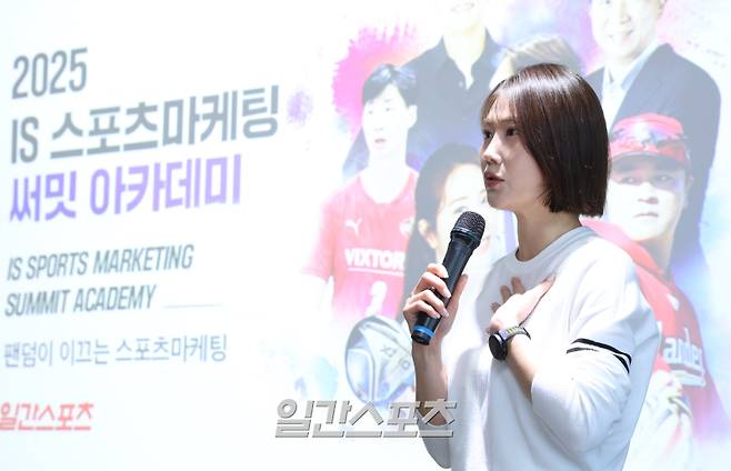'일간스포츠(IS) 스포츠 마케팅 써밋 아카데미(Sports Marketing Summit Academy·SMSA)'가 30일 오후 서울 중구 KG타워에서 열렸다. 김하늘 프로가 '갤러리를 몰고 다니는 팬덤의 여왕' 주제로 강연 후 질의응답 시간을 갖고 있다. 올해로 3회째를 맞는 SMSA는 매주 스포츠마케팅 최고전문가들과 화려한 셀럽 라인업을 강단으로 구성, 지난 23일부터 6월 18일까지 9주 동안(매주 수요일) KG타워 13층 대회의실에서 진행된다. 서병수 기자 qudtn@edaily.co.kr /2025.04.30/