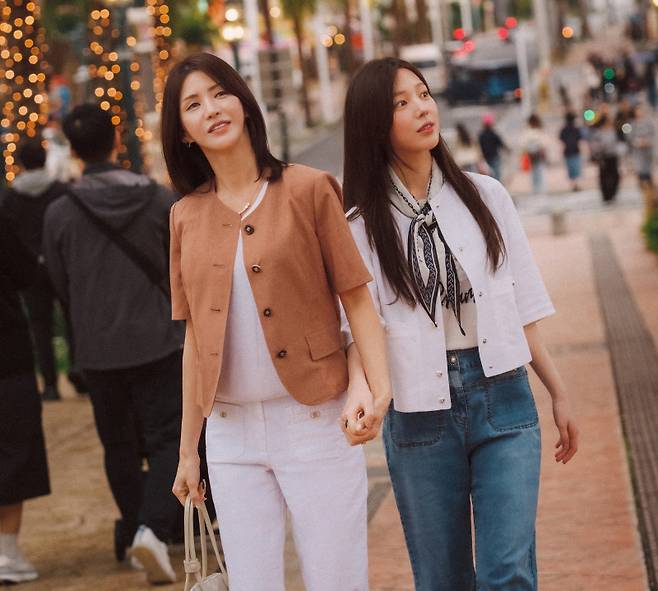 올리비아로렌이 선보인 모녀룩 특별 화보 이미지. 인기 인플루언서 김선영·송유진 모녀가 다양한 세대가 공감할 수 있는 스타일을 보여줬다. OVLR 제공