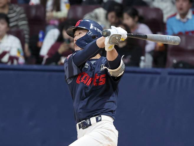 29일 오후 서울 고척스카이돔에서 열린 2025 프로야구 롯데 와 키움 경기. 롯데 전민재가 6회 2사 1루서 좌중간 안타를 날리고 있다. 고척=정시종 기자 capa@edaily.co.kr /2025.04.29.