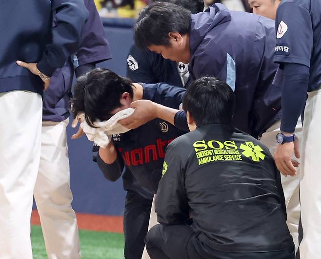 29일 오후 서울 고척스카이돔에서 열린 2025 프로야구 롯데 와 키움 경기. 롯데 전민재가 7회 키움 투수 양지율의 공에 머리를 맞아 구급차에 실려가고 있다. 고척=정시종 기자 capa@edaily.co.kr /2025.04.29.