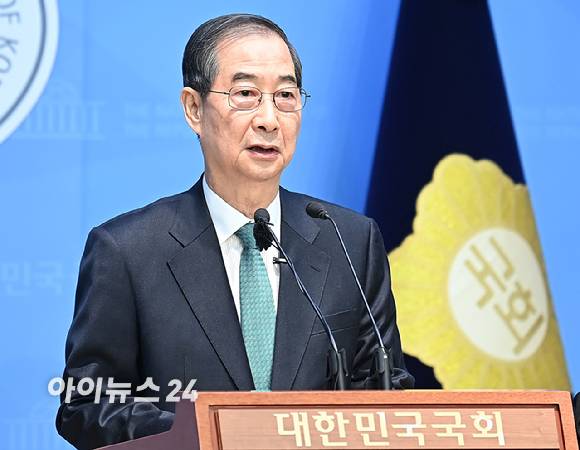 한덕수 전 국무총리가 2일 오전 서울 여의도 국회 소통관에서 출마 선언을 하고 있다. [사진=곽영래 기자]