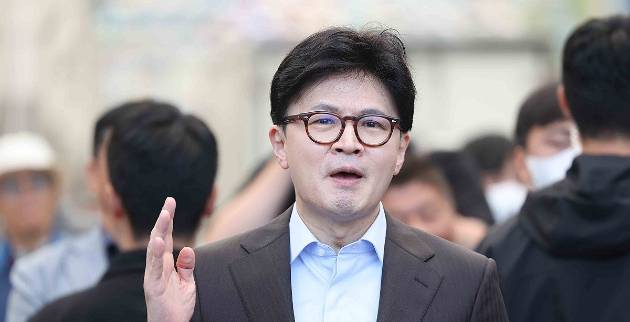 한동훈 국민의힘 대선 경선 후보가 2일 경남 창원시 마산합포구 마산어시장을 찾아 취재진 질문에 답하고 있다. [사진=연합뉴스]