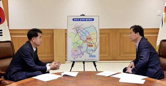 최재형(왼쪽) 보은군수가 1일 김천시청에서 배낙호 시장과 내륙철도 노선 유치 논의를 하고 있다. 2025. 05. 01. [사진=보은군]