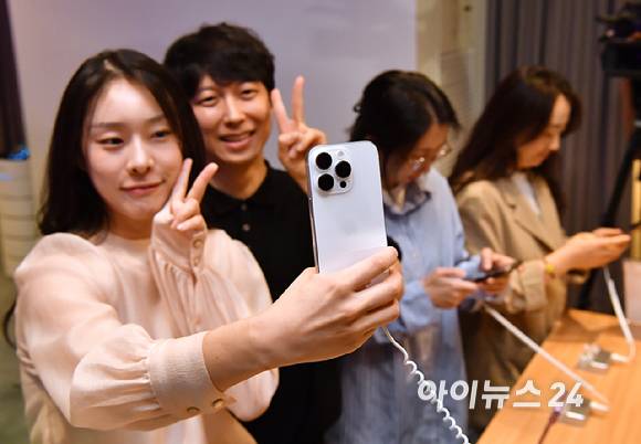 서울 강남구  안다즈 호텔에서 열린 KT 아이폰 16 개통 행사에서 고객들이 아이폰 16을 체험하고 있다.[사진=곽영래 기자]