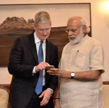 팀쿡 애플 CEO와 나렌드라 모디 인도 총리  [사진=팀 쿡 CEO 트위터]