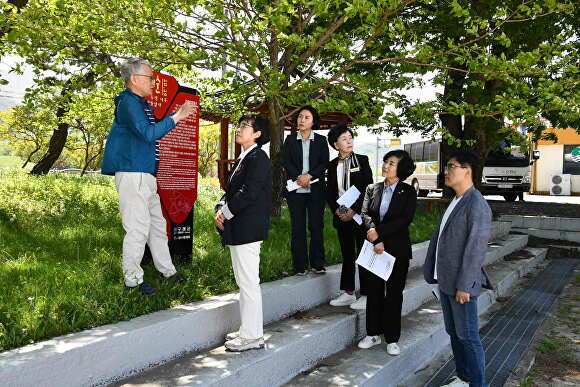 전남 순천시의회 '여순특위' 관계자들이 구례군 여순사건 유적지에서 유적 관계자의 말을 경청하고 있다. [사진=순천시의회]