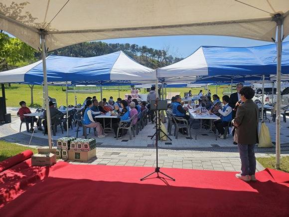 성주읍 지역사회보장협의체의 지역 어르신 봄나들이 행사가 열리고 있다 [사진=성주군]