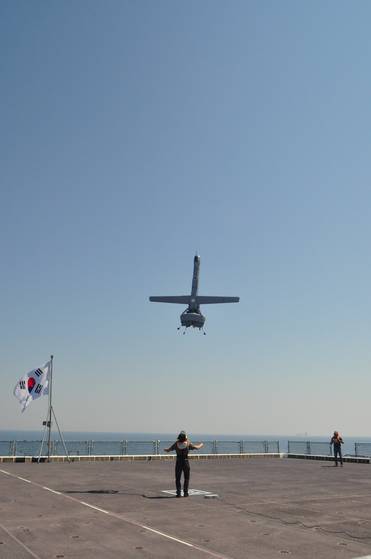 지난해 6월 20일 해군의 상륙함 독도함에서 실드 AI의 드론 V-BAT 운용을 시험했다. V-BAT은 수직 이착륙과 완전 자율비행이 가능하다. 실드 AI