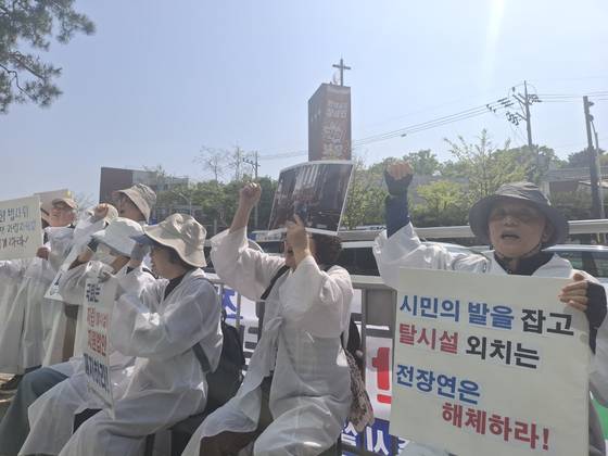 장애인거주시설이용자부모회 회원들이 지난달 24일 서울 종로구 소재 혜화동 성당 앞에서 전국장애인차별철폐연대(전장연) 규탄 시위를 하고 있다. 김성진 기자