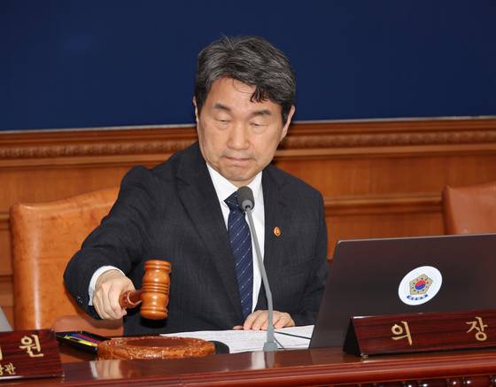 이주호 대통령 권한대행 부총리 겸 교육부 장관이 2일 서울 종로구 정부서울청사에서 열린 국무회의에서 의사봉을 두드리고 있다. [사진 교육부]