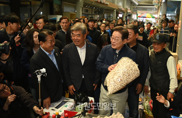 ▲ 더불어민주당 이재명 대선 후보는 2일 철원 동송시장을 찾았다. 서영 기자