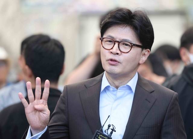 ▲ 국민의힘 한동훈 대선 경선 후보가 2일 경남 창원시 마산합포구 마산어시장을 찾아 취재진 질문에 답하고 있다.