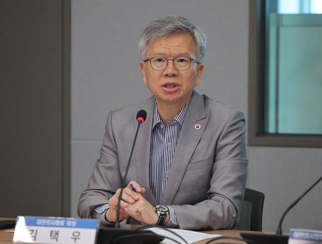 ▲ 지난달 23일 서울 용산구 대한의사협회 회관에서 열린 의료법상 의료인에 대한 업무개시명령과 관련한 의료정책포럼에서 김택우 의협 회장이 발언하고 있다. 연합뉴스