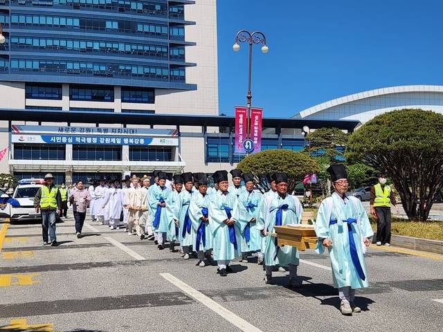 ▲ 2025 강릉단오제 서막을 알리는 신주미 봉정 행사가 2일 강릉시청에서 열린 가운데 신주미 봉정 행렬이 시청에서 출발해 칠사당까지 이동했다. 이연제