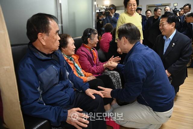 ▲ 이재명 더불어민주당 대선 후보가 2일 화천 아4리 경로당을 방문, 어르신들과 인사를 나누고 있다. 서영