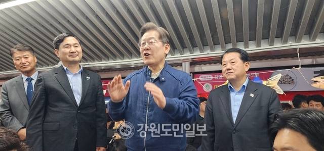 ▲ 이재명 후보가 거진전통시장에서 주민들에게 힘내라며 위로의 말을 건네고 있다.