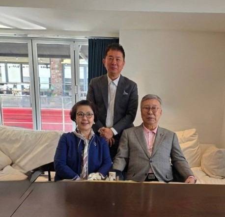 이원길 엔에스이엔엠 회장(가운데)을 비롯해 김창준 한미연구원 이사장(맨 오른쪽) 및 제니퍼 안 부이사장이 30일 서울 강남구의 한 식당에서 오찬을 가진 후 기념촬영을 하고 있다. / 사진=엔에스이엔엠 제공