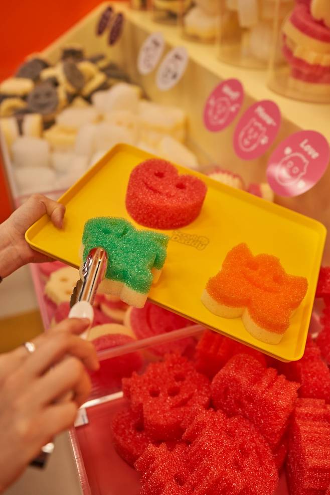 다양한 디자인과 컬러의 스크럽대디 상품을 골라담는 모습. (사진=스크럽대디)