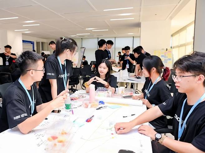 선전 인근에 위치한 창업 교육 기관 엑스봇파크에서 중국 엘리트 학생들이 창업 아이디어를 나누고 있다. / 사진=엑스봇파크