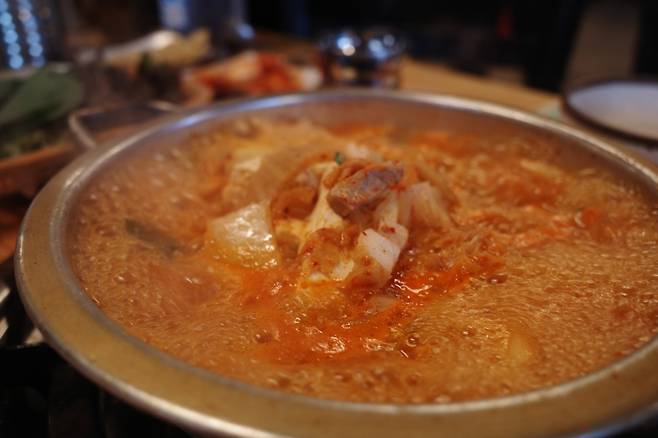 서울 강남구 도산대로에 위치한 '장독대김치찌개' 청담점의 김치찌개. 사진=이준형 블루밍비트 기자