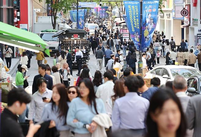 서울 명동을 걷는 시민과 외국인 관광객의 모습. 사진=연합뉴스