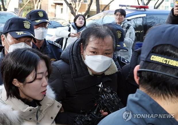 불법 정치자금 수수 혐의를 받는 ‘건진법사’ 전성배 씨가 4월 19일 오전 서울 양천구 서울남부지방법원에서 열린 영장실질심사(구속 전 피의자심문)에 출석하고 있는 모습.