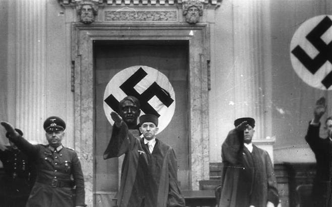 나치 집권기인 1944년 7월20일 독일 인민법원에서 법원장 롤란트 프라이슬러(가운데)가 나치식 경례를 하고 있다. 프라이슬러는 대표적인 나치 부역 판사로 꼽힌다. 위키피디아