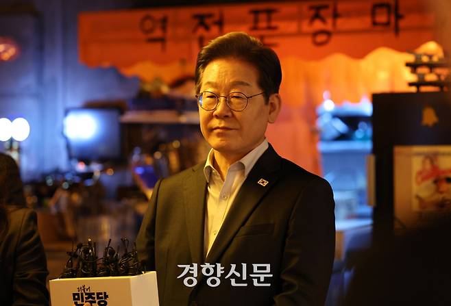 더불어민주당 이재명 대통령 후보가 노동절인 1일 오후 서울 종로구 삼일대로 한 식당에서 열린 민생시리즈2 <비전형 노동자 간담회>를 마치고 대법원이 공직선거법 위반과 관련한 2심 판결을 파기 환송한데 대한 기자의 질문에 답하고 있다. 조태형 기자
