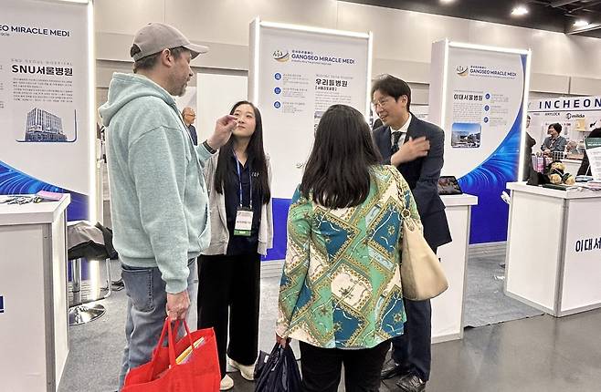 강서구 등 혿보단이 지난달 세계한인비즈니스대회 전시부스에서 고객들에게 상담을 하는 모습. 강서구 제공