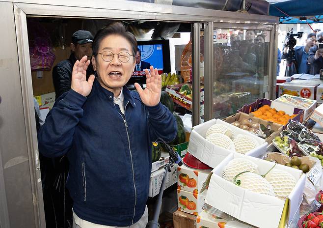 이재명 더불어민주당 대선 후보가 2일 강원도 철원군 동송전통시장에서 시민들에게 인사하고 있다. 사진공동취재단