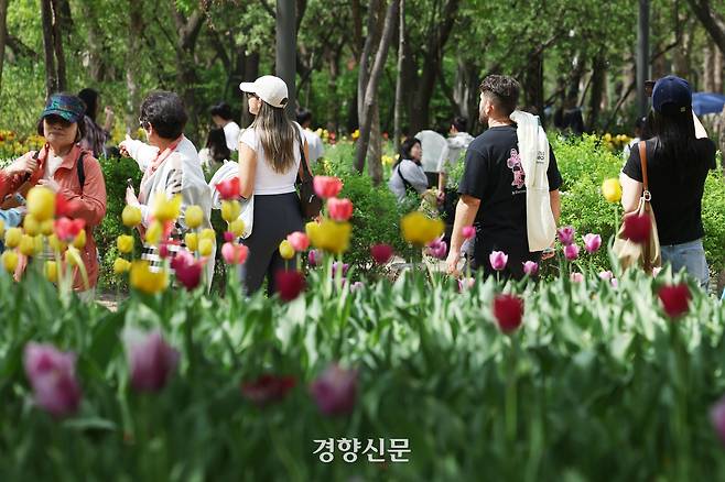 서울 낮 최고 기온이 26도까지 오르는 초여름 날씨를 보인 4월 21일 서울 성동구 서울숲에서 시민들이 튤립 구경을 하고 있다. 한수빈 기자