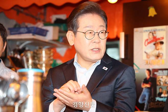 이재명 더불어민주당 대선후보가 지난 1일 서울 종로 한 음식점에서 ‘민생시리즈2’ 비전형 노동자 간담회를 하고 있다. 박민규 선임기자