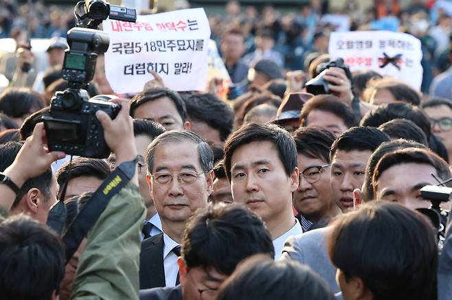 2일 오후 광주 북구 국립 5·18민주묘지를 찾은 한덕수 전 대통령 권한대행 겸 국무총리가 시민단체 관계자들에게 가로막혀 있다. 연합뉴스