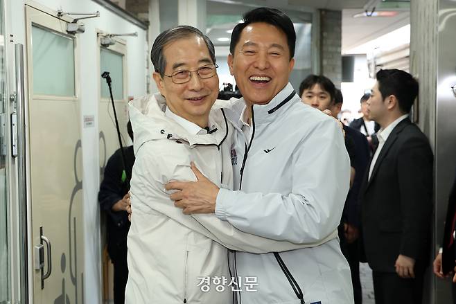 대선 출마를 선언한 한덕수 전 대통령 권한대행 겸 국무총리가 2일 서울 종로구 주민공동시설 ‘새뜰집’에서 오세훈 서울시장과 포옹하고 있다. 성동훈 기자
