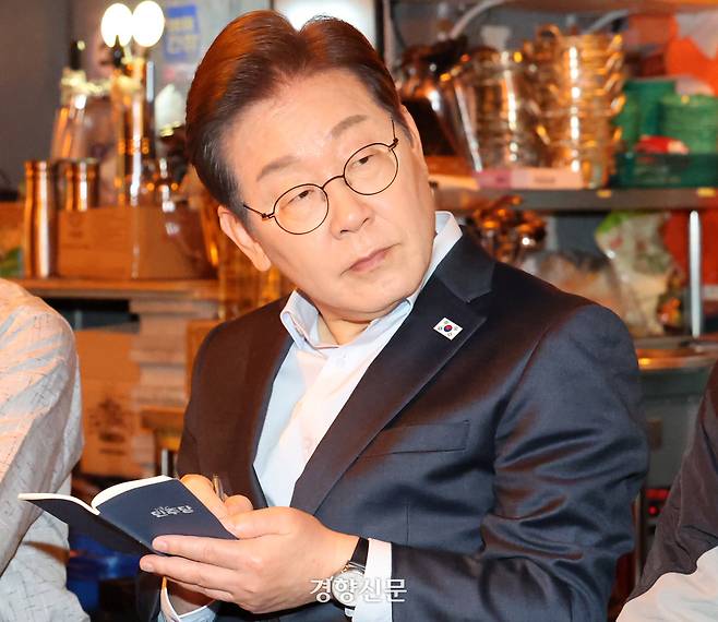 이재명 더불어민주당 대선후보가 지난 1일 서울 종로 한 음식점에서 열린 ‘민생시리즈2’ 비전형 노동자 간담회에서 메모를 하고 있다. 박민규 선임기자